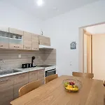 La Maison Plakes 3 Bdr Lägenhet