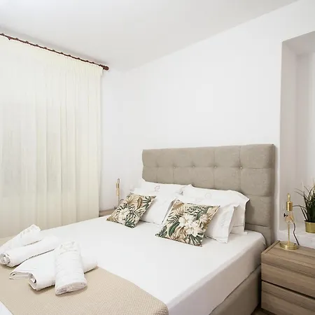 La Maison Plakes 3 Bdr *
