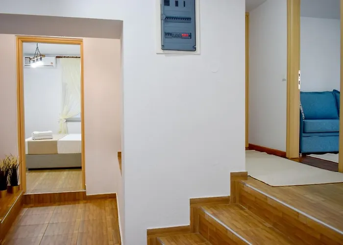 La Maison Plakes 3 Bdr شقة